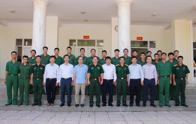 Lãnh đạo Nhà trường thăm và tặng quà các học viên Sỹ quan dự bị tại Trường Bộ tư lệnh Thủ đô Hà Nội